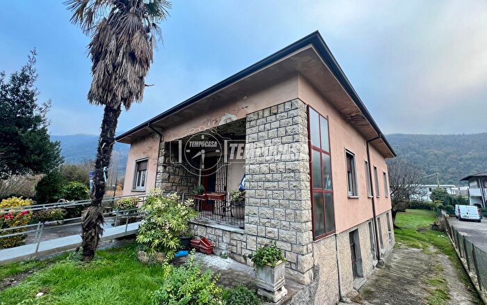 Casa quadrilocale in vendita in Via Giuseppe Garibaldi, Paratico