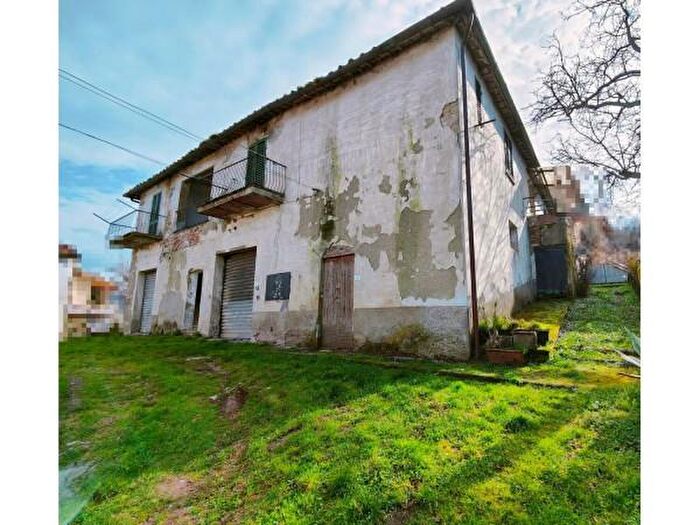 Casa con 6 locali in vendita in Bucine