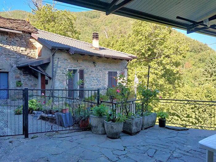 Casa con 8 locali in vendita in Via Noce, Zeri