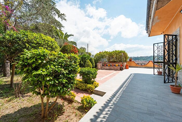 Casa con 8 locali in vendita in Via Cupa Terracina a, Napoli