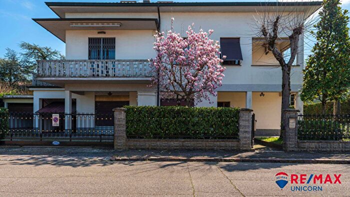 Casa con 14 locali in vendita in Modena