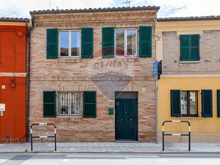 Casa con 6 locali in vendita in Recanati