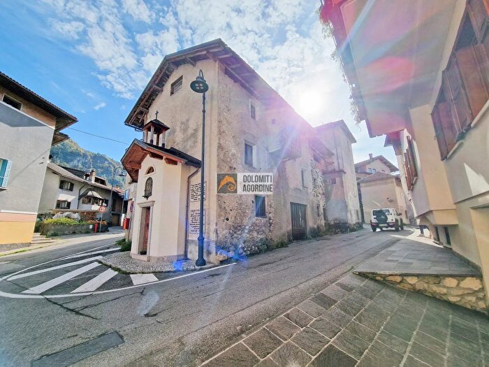 Casa con 9 locali in vendita in Taibon Agordino