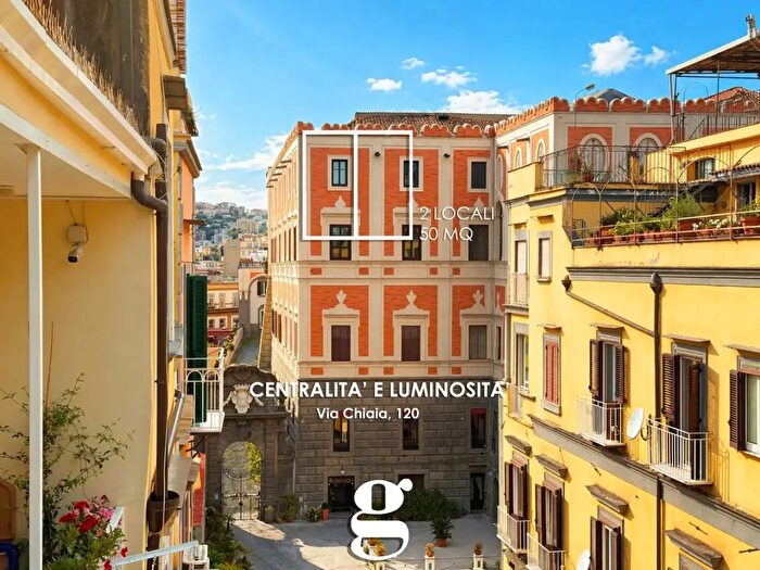 Appartamento bilocale in vendita in Via Chiaia, Napoli