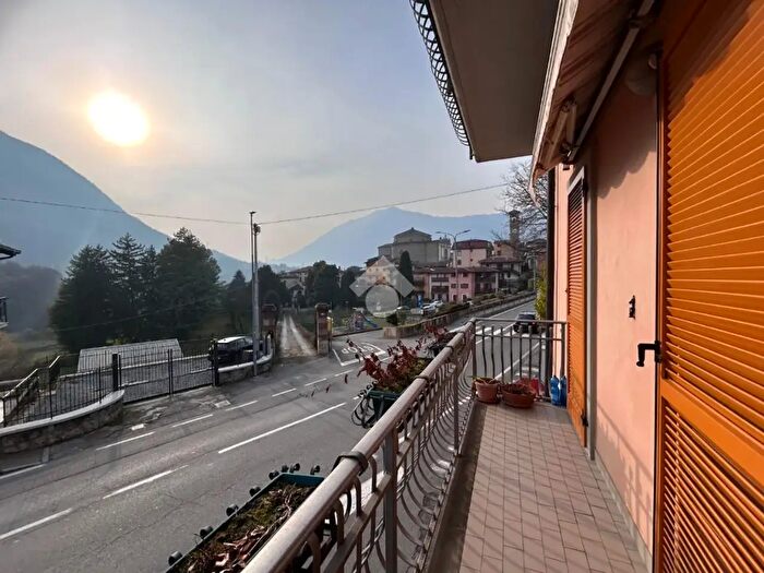 Casa trilocale in vendita in Via Nazionale, Pianico