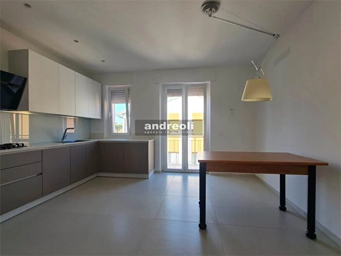 Appartamento con 8 locali in vendita in Jesi