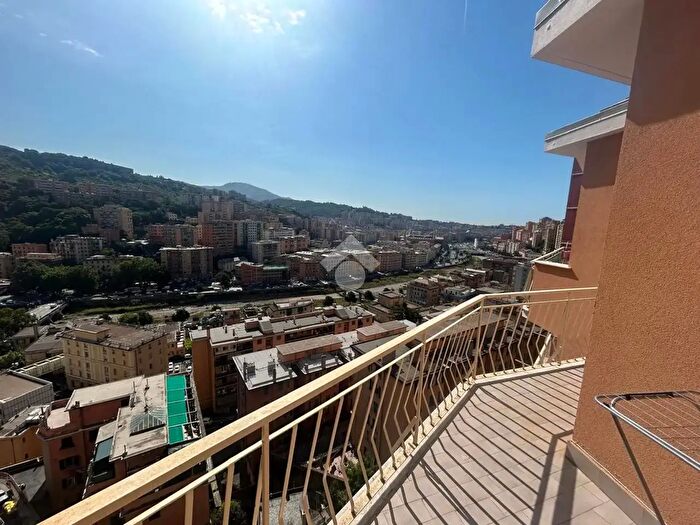 Appartamento trilocale in vendita in Via Antonio Burlando, Genova