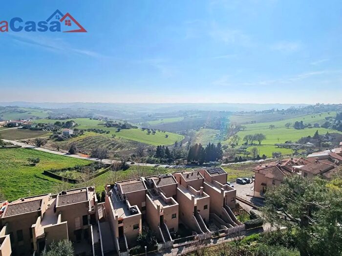 Appartamento con 5 locali in vendita in Via Marche, Filottrano