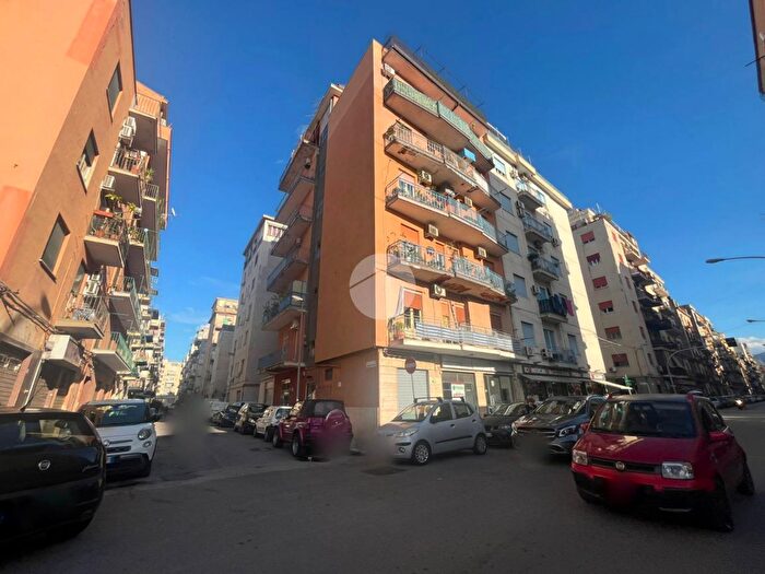Appartamento trilocale in vendita in Via Giuseppe Leggio, Palermo