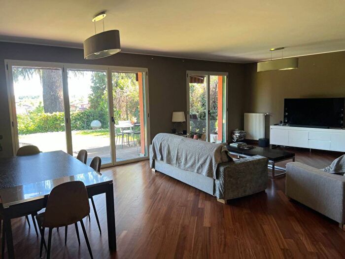 Casa con 6 locali in affitto in Via Alessandro Volta, Centro, Cassina Rizzardi