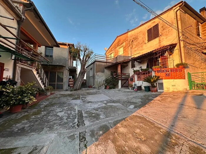 Casa con 7 locali in vendita in Crespina Lorenzana