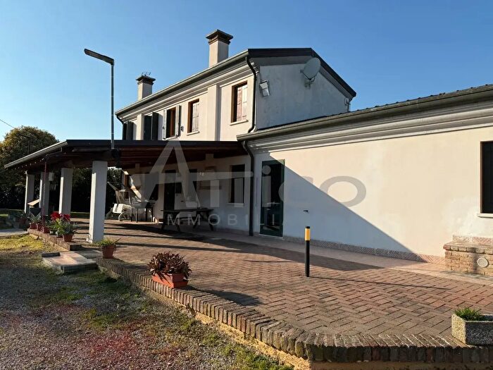 Casa con 8 locali in vendita in Via Nazionale Ro, Bosaro