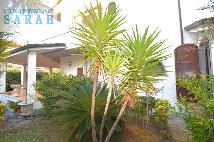 Casa con 8 locali in vendita in Via Alfano, Viareggio