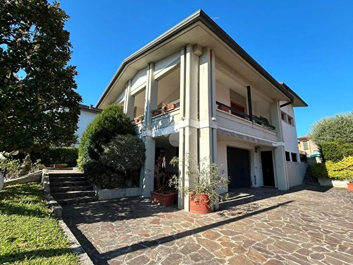 Casa trilocale in vendita in Via Pratomaggiore, Desenzano Del Garda