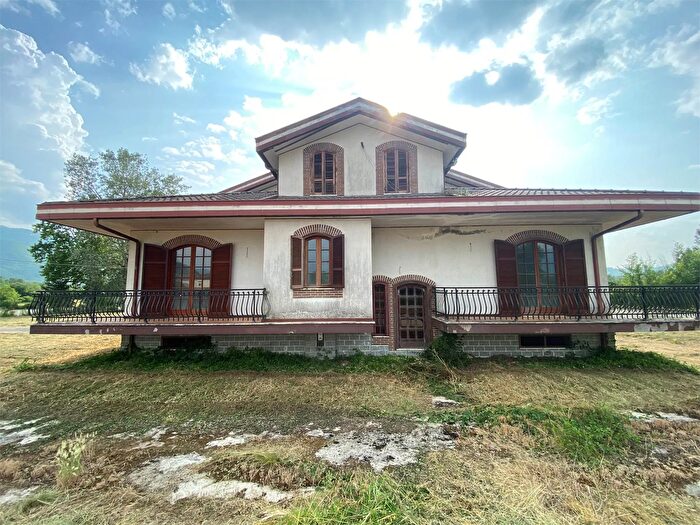 Casa con 20 locali in vendita in Casalvieri