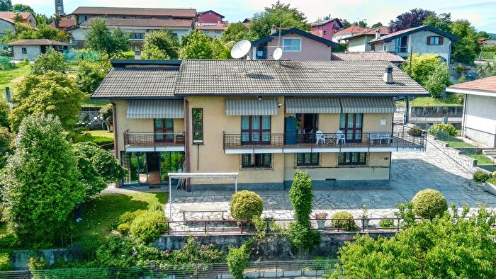 Casa quadrilocale in vendita in Via Verbano, Paruzzaro