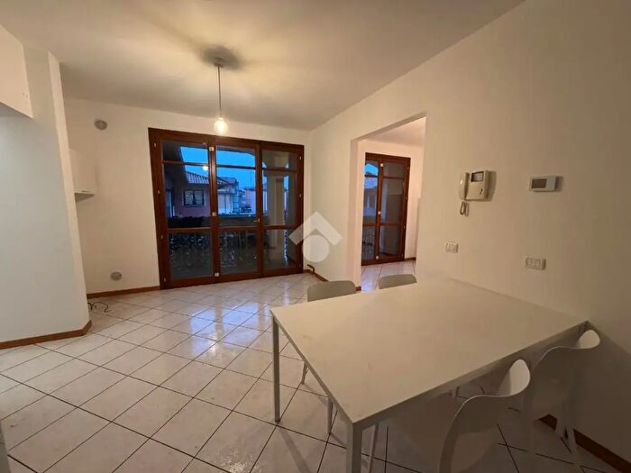 Appartamento trilocale in vendita in Via Fratelli Maccarini, Osio Sopra