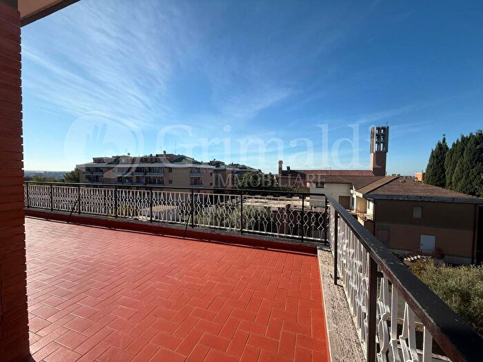 Appartamento trilocale in vendita in Via delle Vigne, Roma