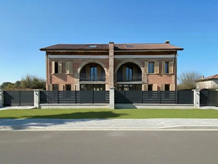 Casa con 5 locali in vendita in Via Finale, Villa Estense