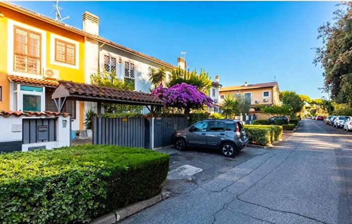 Casa con 6 locali in vendita in Via di Casalpalocco, Roma