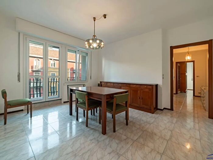 Appartamento trilocale in affitto in Via Cervignano, Milano