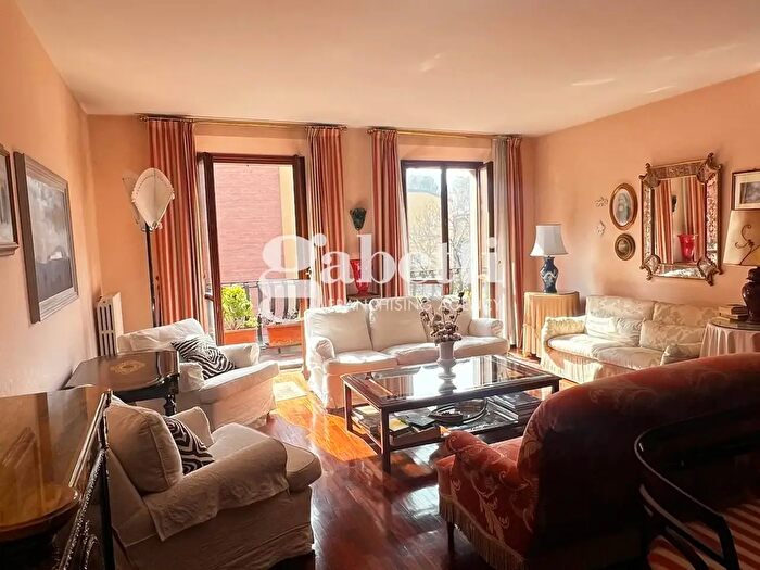 Appartamento con 8 locali in vendita in Via Arienti, Bologna