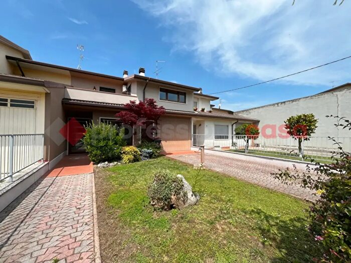 Casa con 5 locali in vendita in Erbe