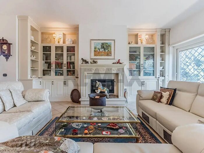 Appartamento con 10 locali in vendita in Roma