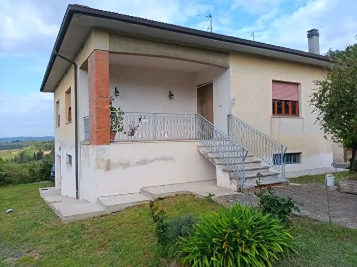 Casa con 7 locali in vendita in Terricciola
