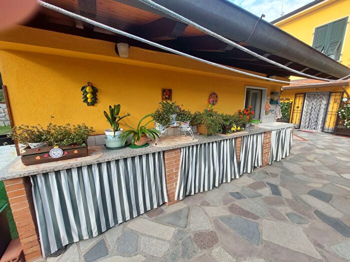 Casa con 8 locali in vendita in Castelnuovo Magra