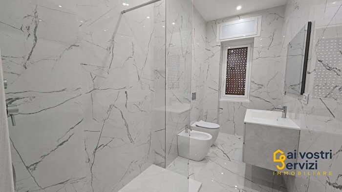 Appartamento quadrilocale in vendita in Zona PZza Adda, Siracusa