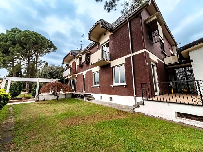 Casa con 10 locali in vendita in Via Cagnola, Inverigo