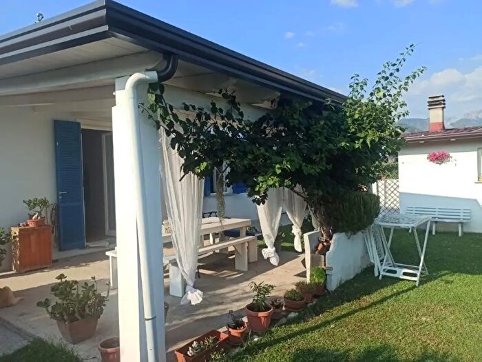 Casa quadrilocale in vendita in Massa