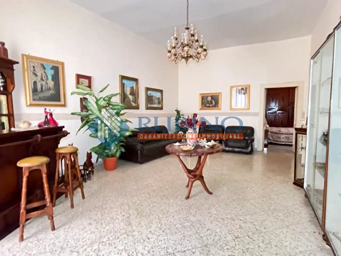 Appartamento con 6 locali in vendita in Vico del Lauro, Bari