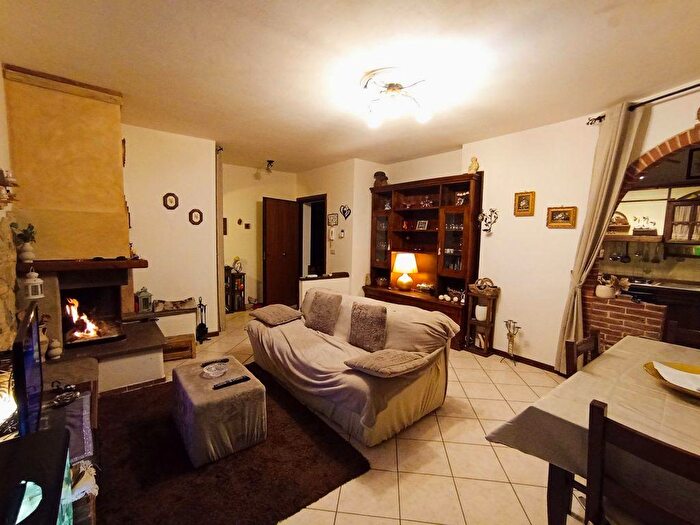 Appartamento con 8 locali in vendita in Sinalunga