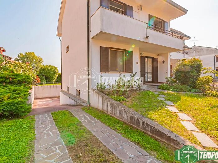 Casa quadrilocale in vendita in Via Carlo Pisacane, San Giuliano Milanese