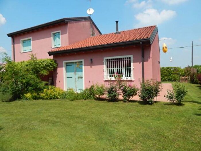 Casa con 6 locali in vendita in Ferrara