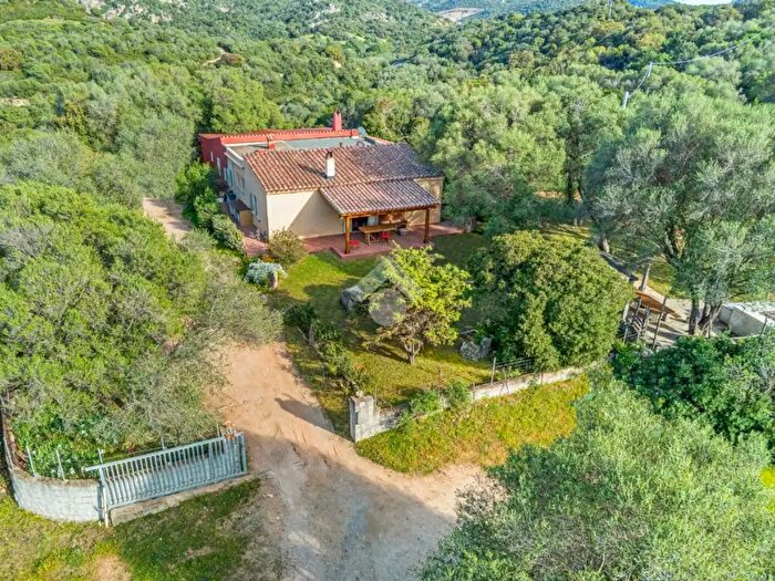 Casa quadrilocale in vendita in Strada Statale, Olbia