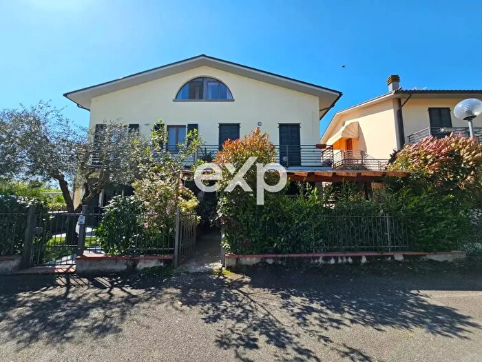 Casa con 7 locali in vendita in Monte San Savino