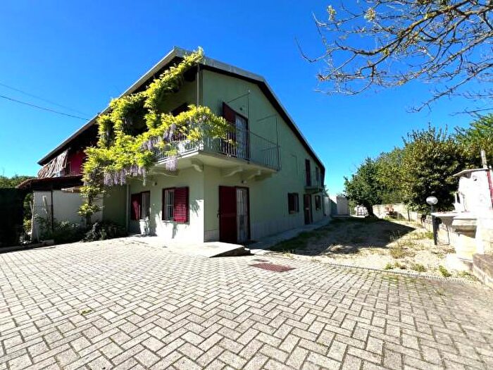 Casa con 5 locali in vendita in Via Santo Stefano Roero, Canale