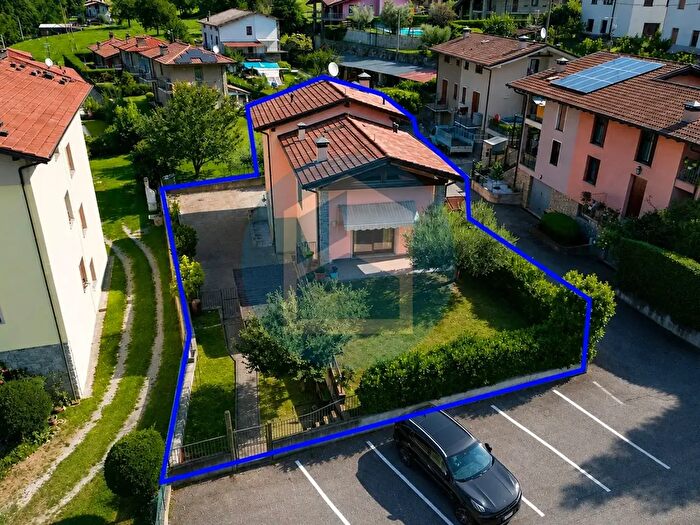 Casa con 5 locali in vendita in Via Molini, Niardo