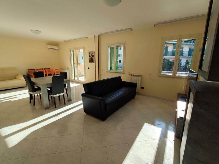 Appartamento trilocale in affitto in Via Giuseppe Garibaldi, Casapulla