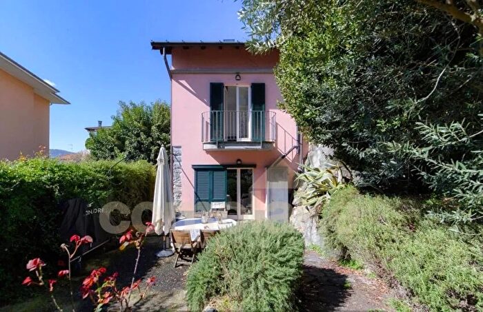 Casa quadrilocale in vendita in Via Vittorio Emanuele Cernobbio Cernobbio Collinare Residenziale, Cernobbio