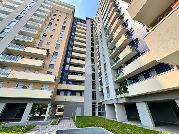 Appartamento trilocale in affitto in Via Castellanza, Milano