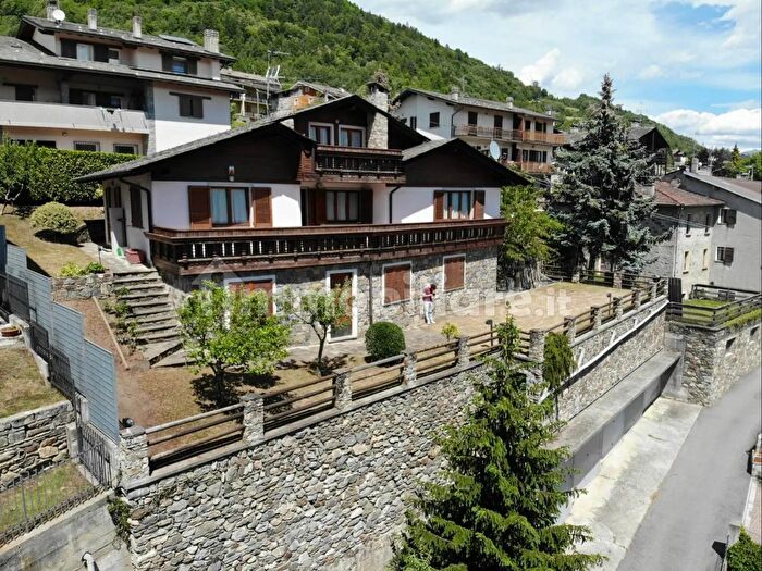 Casa con 12 locali in vendita in Teglio