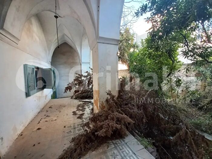 Casa con 10 locali in vendita in Via Petrarca, Melissano