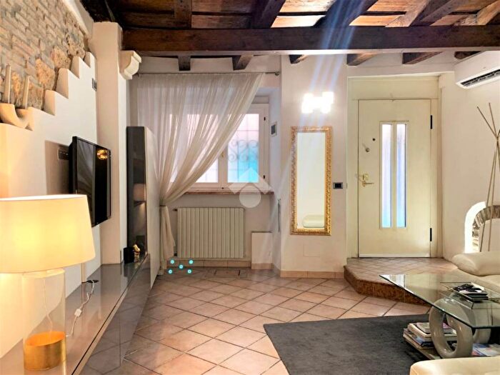 Appartamento trilocale in affitto in Vicolo pastorello, Veronetta, Verona