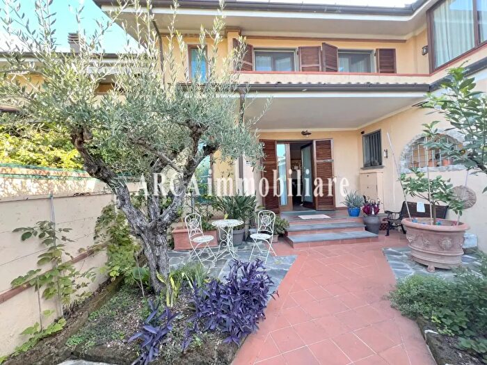 Casa con 8 locali in vendita in Pietrasanta