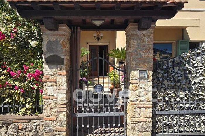 Casa con 6 locali in vendita in Via San Luigi, Sarteano