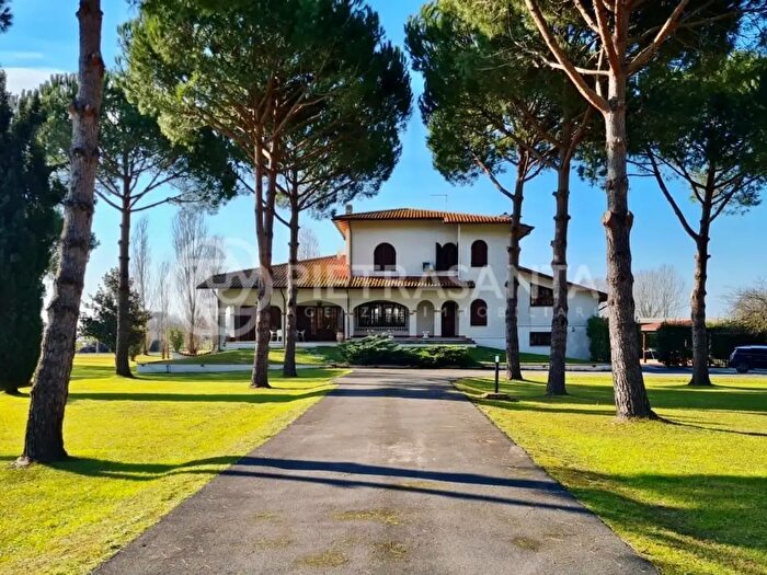 Casa con 10 locali in vendita in Pietrasanta